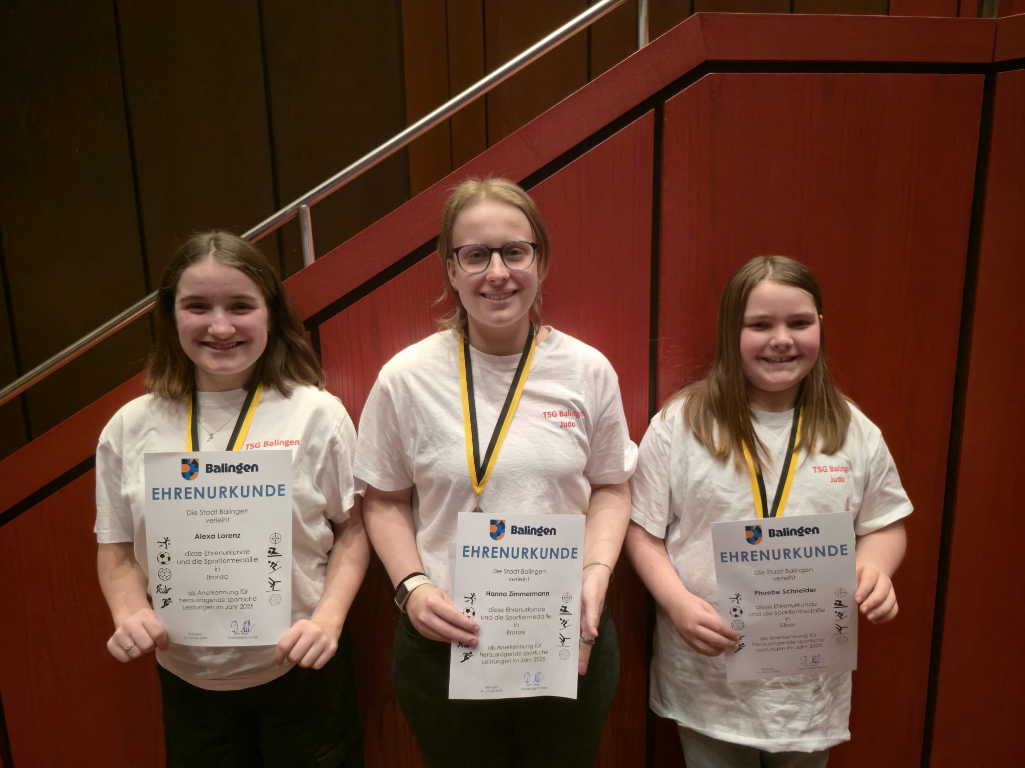 Alexa_Hanna_und_Phoebe_bei_der_Sportlerehrung_2025.jpg
