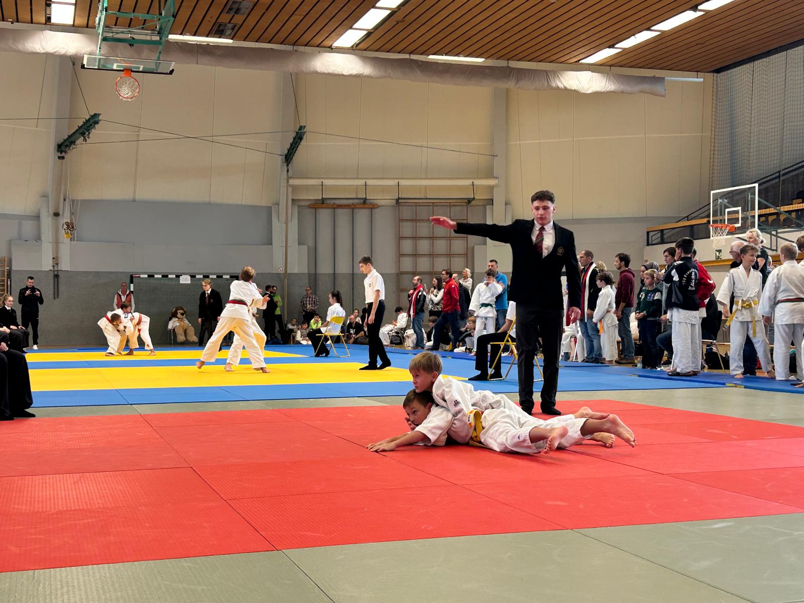 Gabriel_Brittner_wirft_Wazaari_und_gewinnt.jpg
