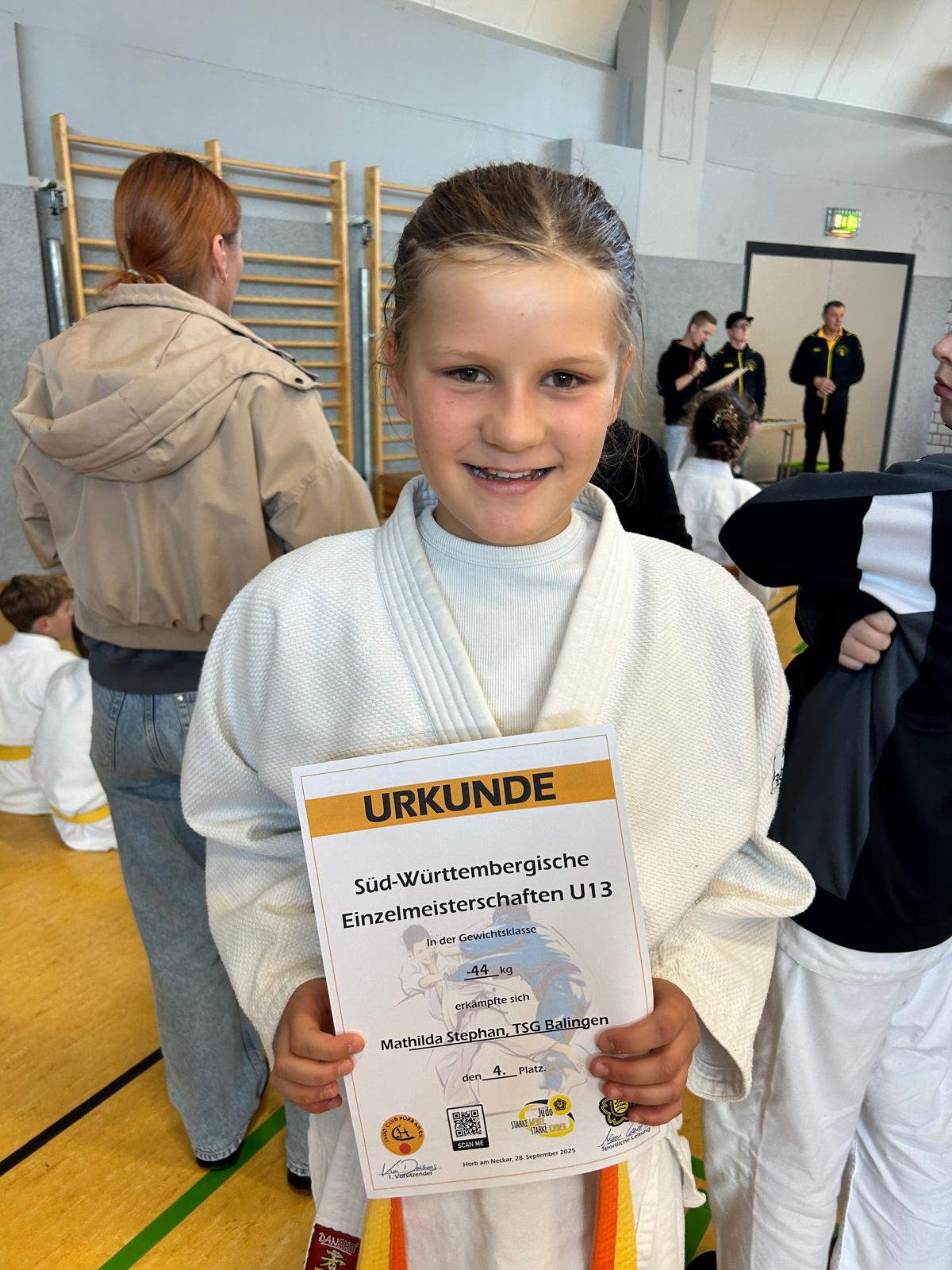 Mathilda_Stephan_mit_Urkunde.jpg